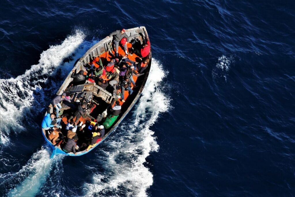 BARCONE SI RIBALTA A LAMPEDUSA, SI CERCANO DISPERSI