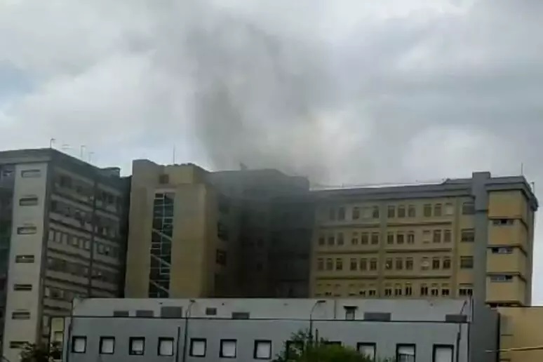 incendio ospedale caltanissetta