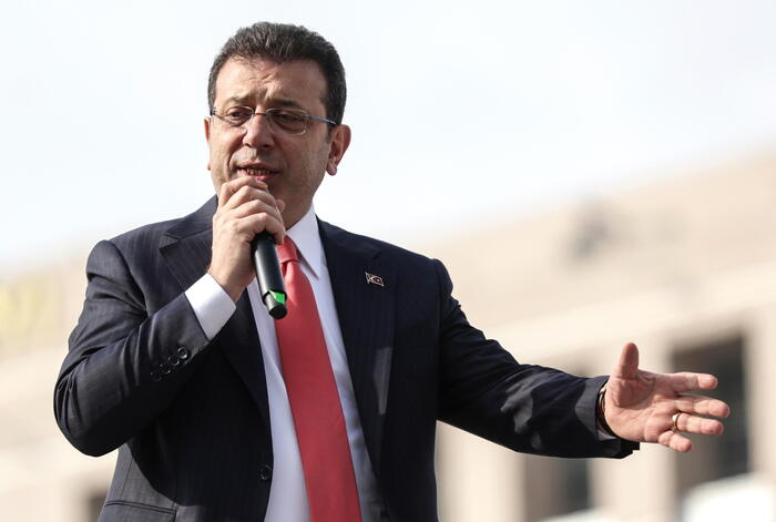 epa11865494 Istanbul Mayor Ekrem Imamoglu speaks to his supporters gathered in front of the Istanbul Courthouse, in Istanbul, Turkey, 31 January 2025. Imamoglu testified in court as part of a new investigation launched against him for 'attempting to influence judicial proceedings' following his comments on probes involving CHP-run municipalities earlier in January, the Istanbul Chief Public Prosecutor's Office said. EPA/ERDEM SAHIN