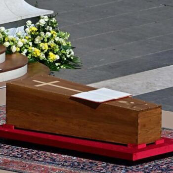 TOPSHOT - The book of the gospels lays on the coffin of late Pope Francis during the funeral ceremony at St Peter's Square in the Vatican on April 26, 2025. (Photo by Tiziana FABI / AFP)