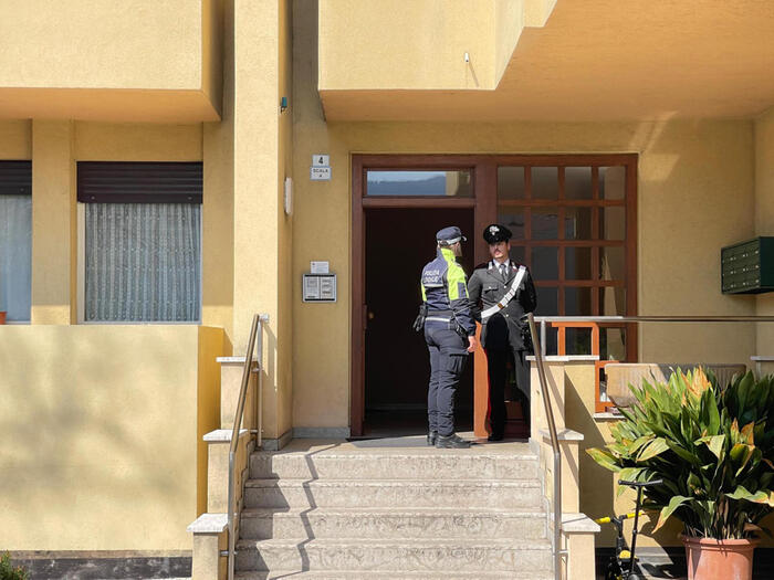 Carabinieri all'esterno dell'appartamento dove un uomo, 46enne bosniaco, è stato accoltellato mortalmente dal figlio di 19 anni, Mezzolombardo (Trento), 4 aprile 2025. Il ragazzo sarebbe intervenuto per difendere la propria madre che in quel frangente stava subendo un'aggressione da parte del marito. ANSA - Courtesy quotidiano Il T - Pierluigi Cattani Faggion +++CREDIT OBBLIGATORIO - IMMAGINE DA USARE SOLO PER ILLUSTRARE LA RELATIVA NOTIZIA+++