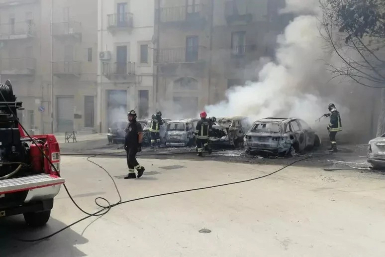 auto a fuoco a salemi