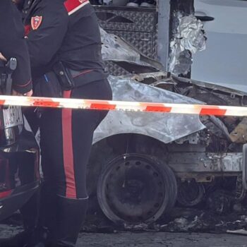 auto incendiata distributore