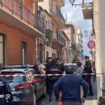 bimba lanciata dal balcone