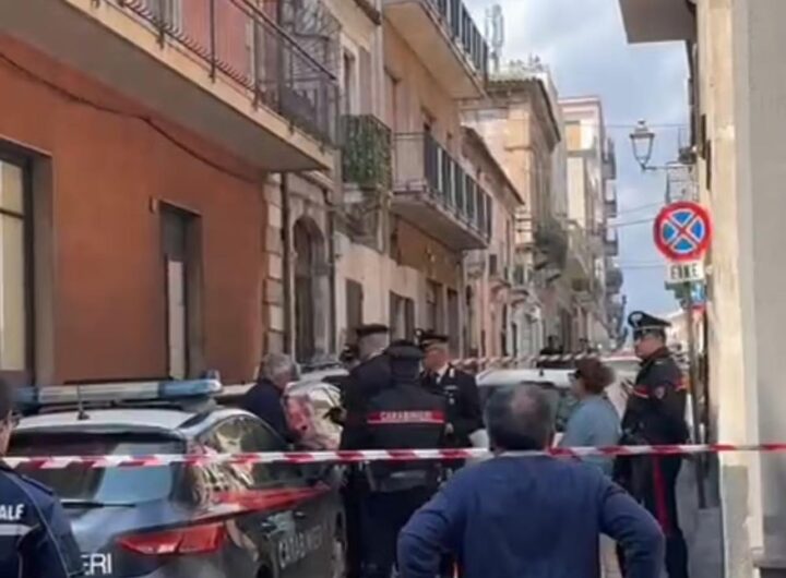 bimba lanciata dal balcone