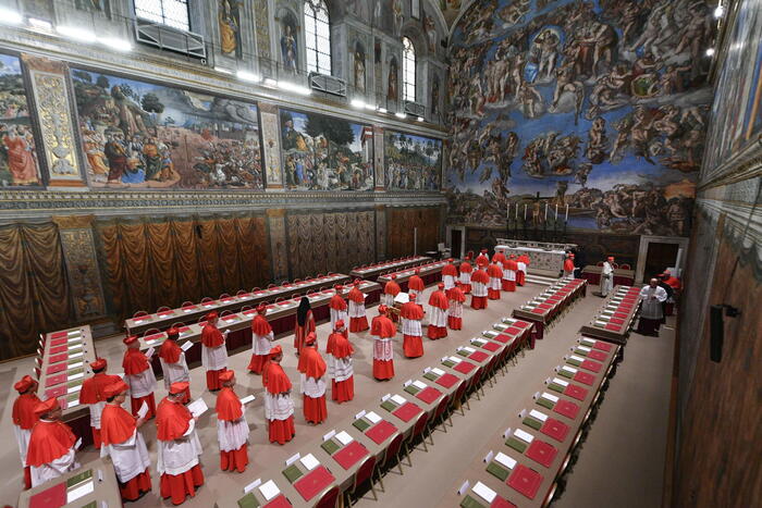 epa12081499 Cardinals gather before the start of the conclave to elect a new Pope in the Sistine chapel at the Vatican City, 07 May 2025. EPA/VATICAN MEDIA HANDOUT HANDOUT EDITORIAL USE ONLY/NO SALESHANDOUT EDITORIAL USE ONLY/NO SALES