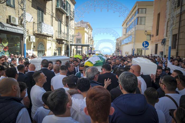 Folla ai funerali dei tre ragazzi uccisi a Monreale