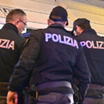 Un bimbo di 18 mesi è precipitato questo pomeriggio da un balcone di un appartamento di corso Giulio Cesare all'angolo con via Gottardo, quartiere Barriera di Milano, alla periferia nord di Torino. Il piccolo è stato trasportato all'ospedale Regina Margherita in codice rosso. La polizia sta indagando per far luce su quanto accaduto, Torino, 28 novembre 2022. ANSA/ALESSANDRO DI MARCO