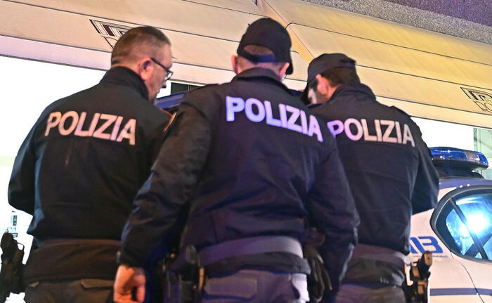 Un bimbo di 18 mesi è precipitato questo pomeriggio da un balcone di un appartamento di corso Giulio Cesare all'angolo con via Gottardo, quartiere Barriera di Milano, alla periferia nord di Torino. Il piccolo è stato trasportato all'ospedale Regina Margherita in codice rosso. La polizia sta indagando per far luce su quanto accaduto, Torino, 28 novembre 2022. ANSA/ALESSANDRO DI MARCO