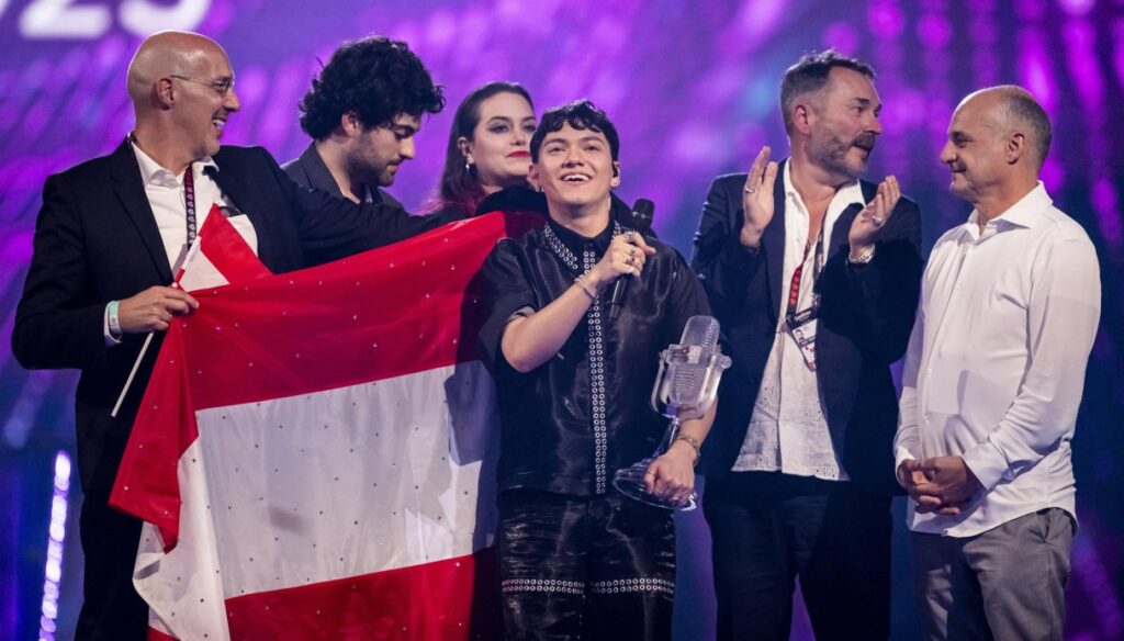 epa12111337 Austria's JJ (C) with his delegation celebrate with the trophy of the winner of the 69th Eurovision Song Contest in Basel, Switzerland, 17 May 2025. EPA/GEORGIOS KEFALAS