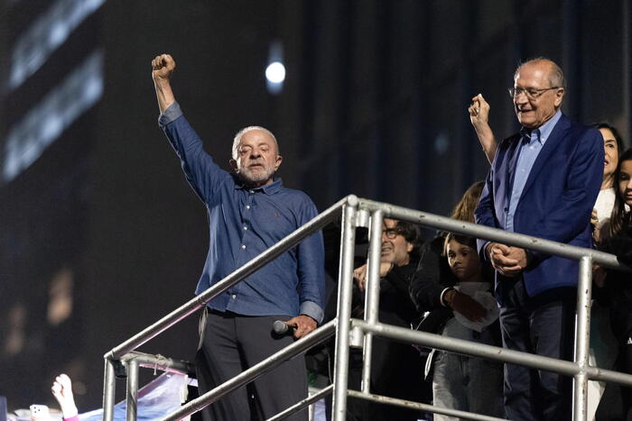 epa13332180 Brazilian President Luiz Inacio Lula da Silva (L), who won the runoff election with 51.79 percent of the vote, compared to 48.21 percent for far-right Senator Flavio Bolsonaro, reacts to supporters in Sao Paulo, Brazil, 25 October 2026.  EPA/ISAAC FONTANA