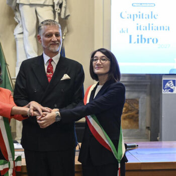 Il ministro della Cultura, Alessandro Giuli (C), con Patrizia Roccamatisi (S), assessore alla Pubblica Istruzione, Affari Istituzionali e Pari Opportunita' del Comune di Monreale, citta' vincitrice del concorso, e Marica Sataro (D), assessore alla Cultura del Comune di Pistoia, citta' vincitrice uscente, durante la cerimonia di proclamazione della Capitale italiana del libro 2027, Roma, 23 ottobre 2026. ANSA/RICCARDO ANTIMIANI